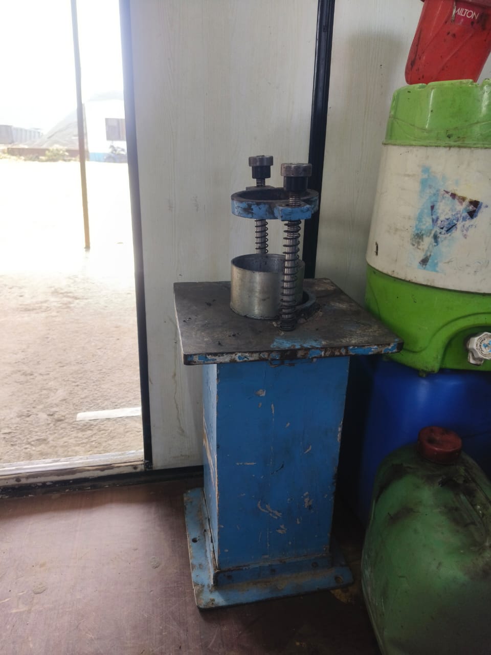 Marshall Mould apparatus pedestal